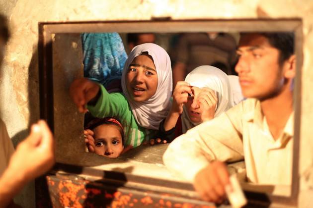 Suriye'de ekmek sıkıntısı had safhada Suriye'deki şiddet olayları nedeniyle yiyecek sıkıntısı çeken halk, ekmek fırınlarının önünde uzun kuyruklar oluşturmuştu. Bir ekmek için fırıncıya uzanan eller ve yüzlerdeki ifadeler çaresizliği anlatır düzeydeydi.