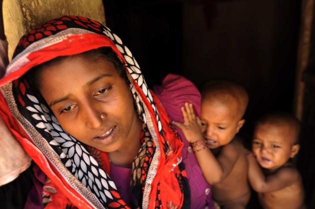 Rohingya Müslümanlarının yaşam mücadelesi Myanmar'ın Arakan eyaletindeki şiddet olaylarından kaçarak Bangladeş'e sığınan Rohingya Müslümanları, sınırdaki Cox's Bazar bölgesindeki kamplarda zor şartlar altında yaşam mücadelesi veriyor. İki küçük bebeğiyle zor şartların üstesinden gelmeye çalışan annenin ifadesi kelimelere gerek bırakmıyor.