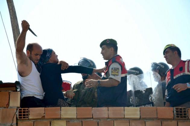 Kozan'da olaylı yıkım Adana'nın Kozan ilçesinde hakkında yıkım kararı olan bir köy evinin yıkılmasını engellemek isteyen bazı köylüler, sopa ve taşlarla yıkım ekiplerini durdurmaya çalışmıştı. Yıkımı engellemek için karısının boğazına bıçak dayayan bir kişi, jandarma tarafından etkisiz hale getirilmişti.