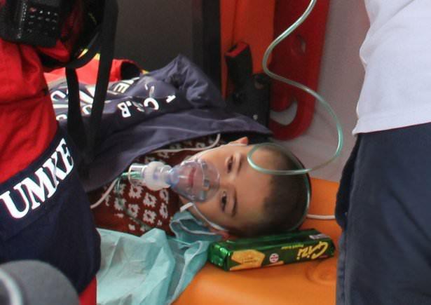 <p>Ormanlık alanda uyurken bulunan minik &ccedil;ocuk hastaneye kaldırılırken, yakınları sevin&ccedil; g&ouml;zyaşları d&ouml;kt&uuml;.</p>

<p>&nbsp;</p>
