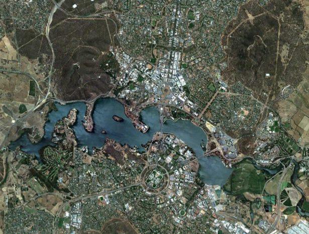 <p>Canberra, Avustralya</p>

<p>19’uncu yüzyılın başlarında, Avustralya’nın iki büyük kenti Sydney ve Melbourne, ülkenin başkenti olmaya adaydı. Avustralyalı yetkililer bu iki şehrin arasında yükselecek yeni bir şehir üzerinde plan yapmaya başladı. 1908 yılında, Canberra Avustralya’nın başkenti olarak belirdi.</p>
