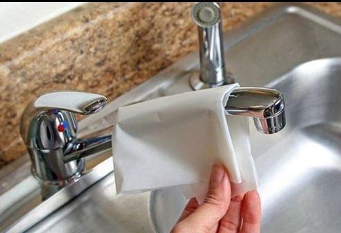 <p>Krom musluklarınızı ilk günkü parlaklığına kavuşturmak için pişirme kağıdı ile ovarak temizleyin.</p>

<p>Yalnız dikkat, musluğun çizilmemesi için fazla bastırmadan temizlemelisiniz.</p>
