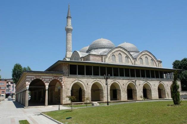 <p>PİYALE PAŞA CAMİİ: Piyale Paşa Camii İstanbul'un Kasımpaşa semtinde bir camidir. Bu çoksütunlu Mimar Sinan anıtı, 6 kubbeli ve dikdörtgen plandadır. Caminin ortasındaki iki büyük sütuna dayanan kubbelerin ağırlığı duvarlardaki yan direklerle temele iner. Caminin üç tarafı kemer ve tonozludur, minaresi bunların üzerindedir.</p>