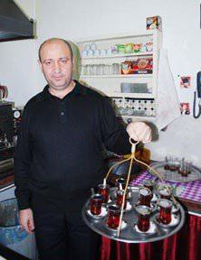 <p><strong>YENİDEN ÇAYCILIK YAPMAYA BAŞLADI </strong></p>
<p>Ordu’da 2003 yılında Sayısal Loto’dan tek başına 844 milyar lira kazanan Perşembeli çaycı Hayri Kaya, kazandığı parayı tüketince yeniden çaycılık yapmaya başladı.</p>