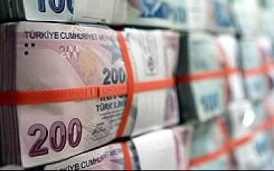 <p><strong>Cem Postacı </strong></p>
<p>Milli Piyango’nun 1990 yılbaşı çekilişinde 1 milyar 250 milyon lira kazanan Adanalı Cem Postacı’nın peşini aksilikler bir türlü bırakmamış. Önce 1996 yılında oğlunu trafik kazasında kaybetmiş. Oğlunu kaybettikten sonra kazandığı ikramiyeyle emlak işine giren Postacı, bir süre sonra iflas etmiş. İşlerinin bir dönem çok iyi gittiğini, hiç tanımadığı kişilerin akraba olarak karşısına çıktığını anlatan Postacı, şimdi kimsenin kendisine yardıma yanaşmadığını vurguluyormuş. Postacı, “Para mutluluk getirmiyor, yuvam dağıldı, toparlamak için varımı yoğumu harcadım. Eşim beni terk etti. Şimdi bir otomobilim, evim ve emekli maaşım var. Keşke o bileti almasaydım da o para çıkmasaydı.” diyormuş.</p>