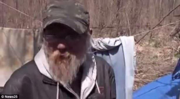<p>Kendi halinde ve de olabilecek kadar mutlu bir yaşam sürdürmekte olduğunu belirten evsiz Mahurin, çadırını yenileyerek çadırda yaşamaya devam edeceğini belirtti. Diş masraflarına da yapacağı bir harcamadan sonra, parasının geriye kalanını ise tasarruf hesabına yatırmayı planlıyor</p>

<p> </p>
