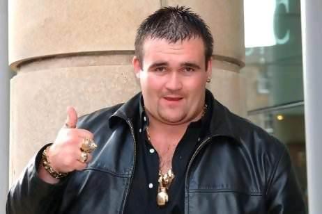 <p>Michael Carroll, 2002 yılında piyangodan 9.7 milyon sterlin (26 milyon lira) kazandı.</p>
<p> </p>
