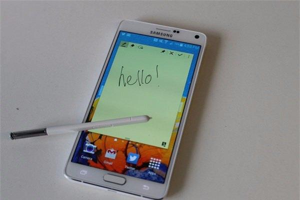 <p><strong>5 - Samsung Galaxy Note 4</strong><br />
Fiyatı yaklaşık 750 dolar.</p>
