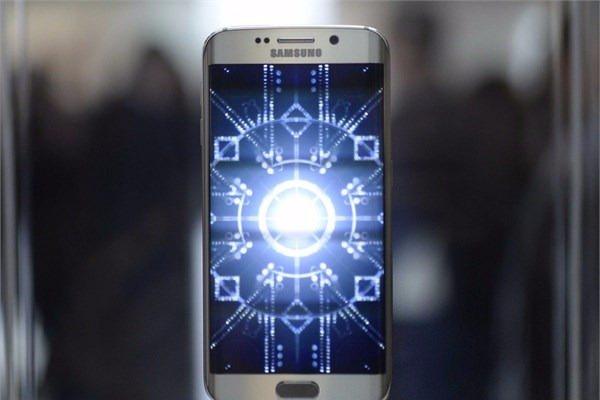 <p><strong>4 - Samsung Galaxy S6 Edge</strong><br />
Fiyatı yaklaşık 750 dolar.</p>
