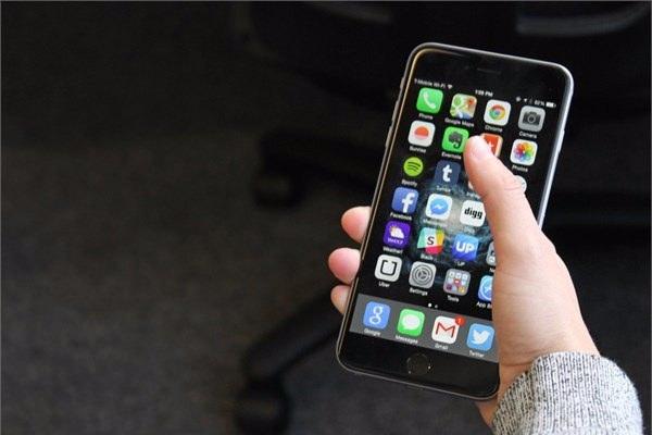 <p><strong>1 - iPhone 6 Plus</strong><br />
Fiyatı 749 dolardan başlıyor.</p>
