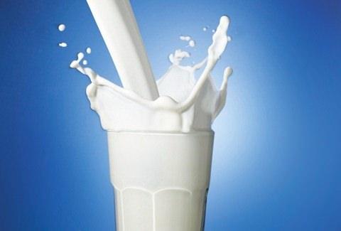 <p>Ayran, tuz, çeşitli elektrolitler ve su bulunması dolayısıyla vücudun yaz aylarında terlemeyle kaybettiklerinin yerine konulmasını, sıvı akışını dengelemek ve normal kan basıncını sağlamak için gerekli potasyumu sağlıyor.</p>
