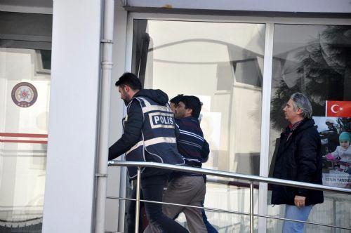 <p>Fenerbahçe otobüsüne yapılan saldırının faillerinden Emre A.'nın, saldırı ile ilgili fotoğraf paylaşması ve yorumlara da "Cana zarar gelmeseydi de başka onlara ne yapılırsa gözümü kırpmam, şoföre acıdım" yazması dikkat çekti. Gözaltına alınan iki zanlının kuzen olduğu öğrenildi.</p>

<p> </p>
