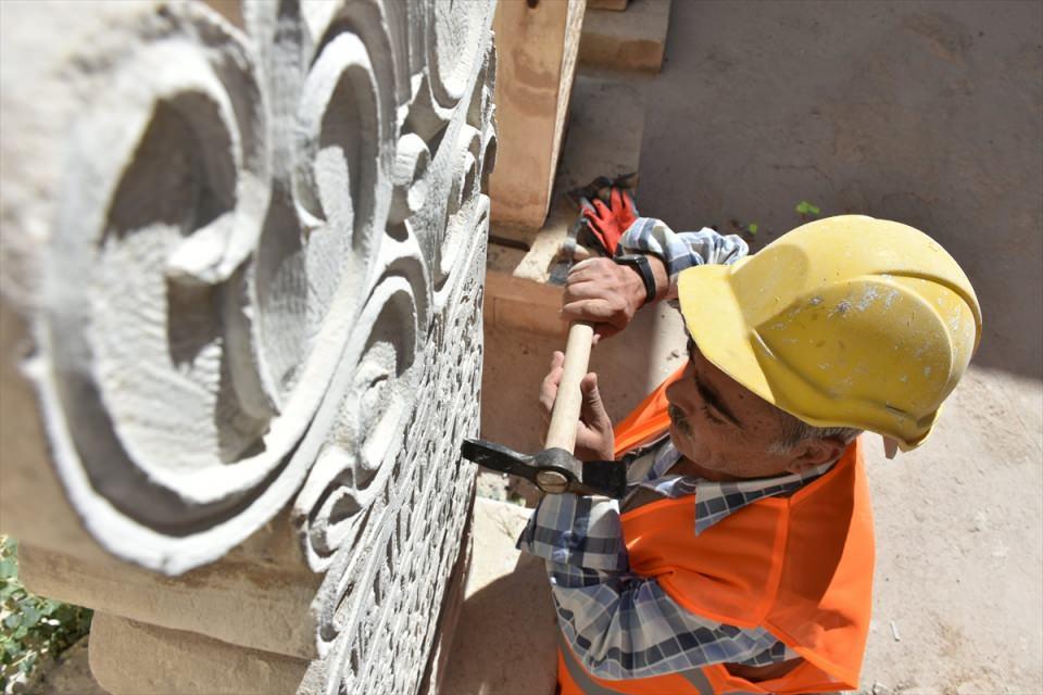 <p>Güven, "Terörün camisi ve mabedi yoktur, insan canına kastedenler için cami bir hiç kalır. Terörün öyle bir kıblesi olmadığı için rastgele her yere saldırabiliyorlar. </p>
