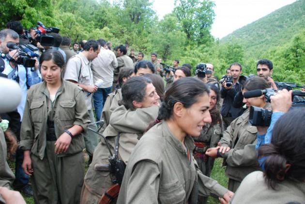 <p>PKK’nın çekilme sürecini başlattığı 8 Mayıs’tan, TSK’ya yeni bir hükümet direktifi verilmedi. Bu nedenle TSK, eskiden olduğu gibi valinin oluruyla operasyon ve arazi arama tarama faaliyetleri için harekete geçebiliyor.</p>