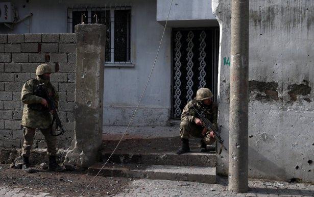 <p>Genelkurmay Başkanlığı Türk Silahlı Kuvvetleri, Şırnak'ın Cizre İlçesi'nde devam eden operasyonda dün 9 PKK'lı teröristin etkisiz hale getirildiğini açıkladı. Genelkurmay'ın açıklamasında Şırnak'ın Silopi İlçesi'nde de devam eden operasyon ve arama tarama faaliyetlerinde 3 PKK'lı teröristin etkisiz hale getirildiği bildirildi. Açıklamada ayrıca Diyarbakır'ın Sur İlçesi'nde devam eden operasyonda 5 PKK'lı teröristin etkisiz hale getirildiği belirtildi.</p>

<p> </p>
