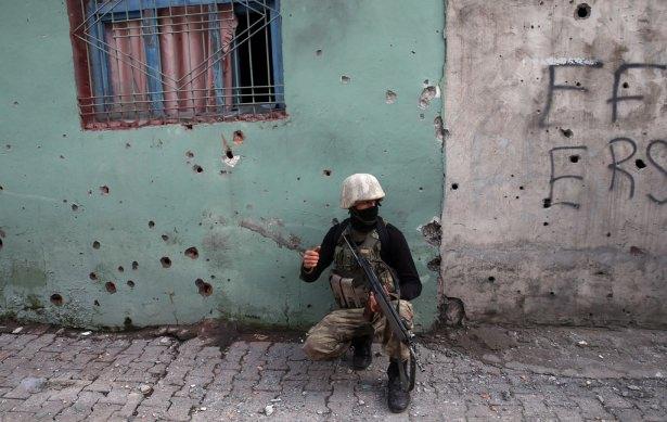<p><strong>CİZRE'DE 446 SİLOPİ'DE 145 SUR'DA 120 HAİN ÖLDÜRÜLDÜ</strong></p>

<p>Genelkurmay tarafından yapılan açıklamada Şırnak ve Diyarbakır'da yürütülen operasyonlarda toplam etkisiz hale getirilen terörist sayısının Cizre'de 446, Silopi'de 145 ve Sur'da 120 olduğu ifade edildi. Genelkurmay Başkanlığı'nın internet sitesindeki 'Önemli Yurtiçi Olaylar' bölümünde yer alan 23 Ocak gününe ait bilgiler, şöyle:</p>
