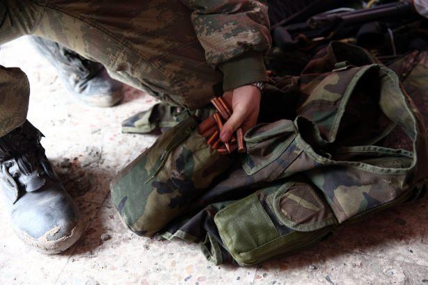 <p><strong>YÜKLÜ MİKTARDA BOMBA MALZEMESİ ELE GEÇİRİLDİ</strong><br />
 <br />
* Şırnak / Cizre’de devam eden operasyonda; dokuz bölücü terör örgütü mensubu terörist etkisiz hale getirilmiş (Operasyonda, toplam etkisiz hale getirilen terörist sayısı 446’dır.), 13 adet el yapımı patlayıcı imha edilmiş, iki adet Kaleşnikof piyade tüfeği, beş adet Kaleşnikof piyade tüfeği şarjörü, 415 adet muhtelif cins ve miktarda hafif silah fişeği, üç adet tabanca, 28 adet av tüfeği, 235 adet av tüfeği fişeği, 58 adet hücum yeleği, üç adet dijital kamera, üç adet el telsizi, iki adet cep telefonu, üç adet dizüstü bilgisayar, iki adet gaz maskesi, üç adet akü, 50 kg amonyum nitrat, 30 cm ateşleme fitili ve çok sayıda tıbbi malzeme ele geçirilmiştir.</p>
