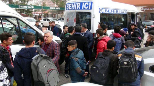 <p><strong>100 KG ANT ELE GEÇİRİLDİ</strong><br />
 <br />
* Diyarbakır / Sur’da devam eden operasyonda; beş bölücü terör örgütü mensubu terörist etkisiz hale getirilmiş (Operasyonda, toplam etkisiz hale getirilen terörist sayısı 120’dir.), bir adet el yapımı patlayıcı imha edilmiş, bir adet av tüfeği ele geçirilmiştir.</p>
