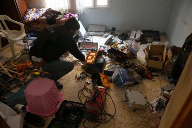 <p>* Diyarbakır / Dicle’de bir adet el yapımı patlayıcı (Yol kenarında toprak altına gizlenmiş vaziyette iki adet 12 kg’lık mutfak tüpünün içerisine yerleştirilmiş kablo düzenekli 100 kg ANT ile desteklenmiş) bulunmuş ve imha edilmiştir.</p>