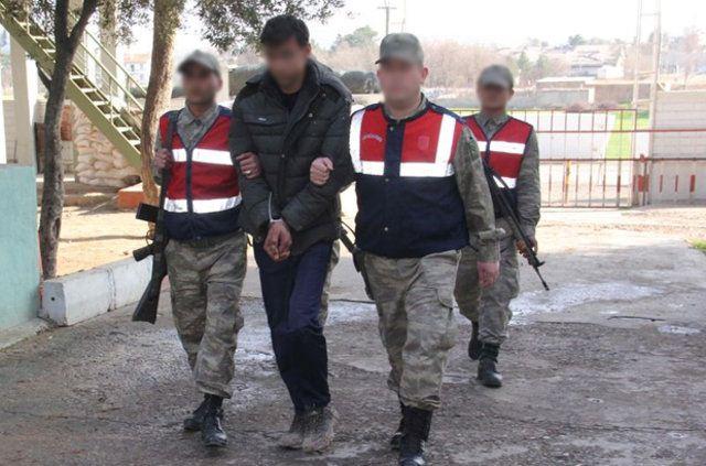 <p>"Tirej" kod adlı terörist Abdurrahman P. de 2014'te terör örgütüne katıldığını, ardından keskin nişancı eğitimi için Kandil'e gittiğini ve PYD/YPG saflarında savaşmak amacıyla Kobani'ye geçtiğini söyledi.</p>
<p> </p>