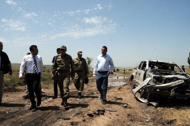 <p>Diyarbakır’ın Sarıkamış Köyü Dürümlü mezrasında, kasasında 15 ton bomba bulunan kamyonun patlatılması sonucu Taşlık Köyü’nde yaşayan 16 kişi hayatını kaybetti.</p>