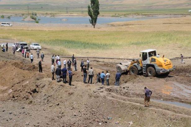 <p>Sur Kaymakamlığı’nın hasar tespit çalışmalarını tamamladığı köyde, yıkılan evlerde yaşayanlar akrabalarının yanına taşındı.</p>