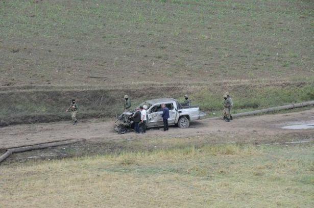 <p>Köyde nöbet tutan jandarma ekipleriyse patlamanın meydana geldiği bölgede yeniden ceset ve delil aradı.</p>