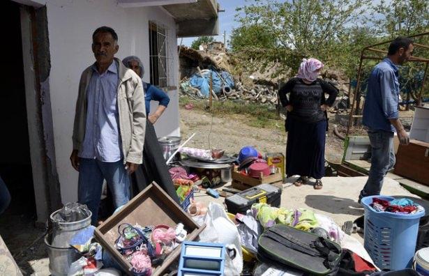 <p>Yemek saati olması nedeniyle taziye yeri kalabalıktı, burada yemek de yemiştir” dedi.</p>