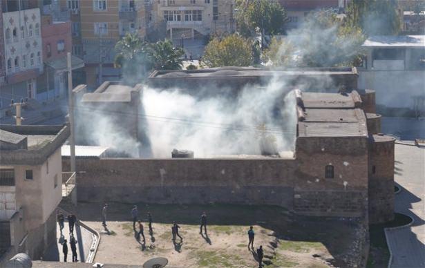 <p>Art arda yapılan operasyonlar ile sarsılan PKK'lı teröristler etekli kamuflajdan cansız mankenli barikatlara kadar her türlü yolu deniyor.</p>