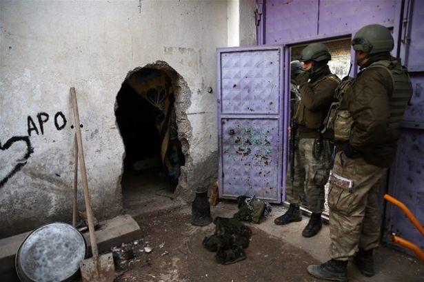 <p>Şırnak'ın Cizre ilçesinde terör örgütüne yönelik sürdürülen operasyonda teröristlerce revir olarak kullanılan evde, ameliyat makası, neşter, ilaç ve sargı bezi gibi çok sayıda tıbbi malzeme bulundu. </p>