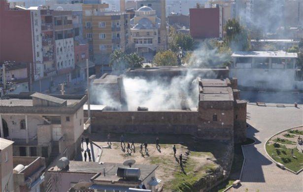 <p>Cizre'de terör örgütü PKK'ya yönelik "Şehit Jandarma Astsubay Kıdemli Çavuş Burak Demirci" operasyonu sürüyor. 16 Aralık'ta başlayan operasyonda şu ana kadar 246 terörist etkisiz hale getirildi, 117 terörist sağ ele geçirildi.</p>
<p> </p>
<p> İlçede teröristlerce oluşturulan 367 barikat kaldırıldı, 94 hendek kapatıldı. Operasyonda 681 el yapımı patlayıcı bulunarak imha edildi.</p>