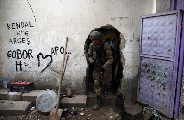 <p>Cizre'de terör örgütü mensuplarının direnişi önemli ölçüde kırıldı. Nur, Dağ Kapı, Konak, Ali Bey ve Şah mahalleleri teröristlerden temizlendi. Örgüt mensupları, Sur Mahallesi, İdil ve Nusaybin caddeleri ile ara sokaklara sıkıştırıldı. Güvenlik güçleri, Cudi Mahallesi'nin bir bölümünde de zaman zaman teröristlerle çatışıyor.</p>
<p> </p>