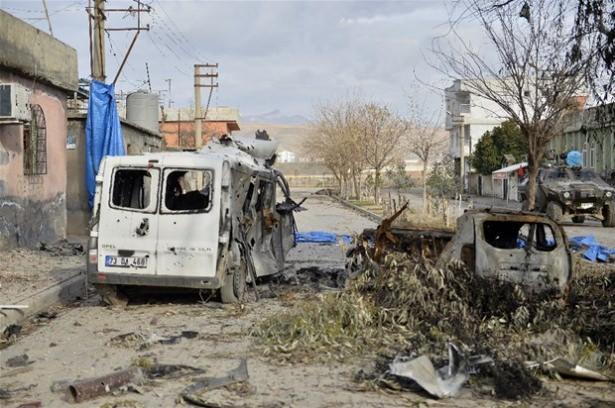 <p>Cizre'de terör örgütü mensuplarına yönelik operasyon, polis ve jandarma özel harekat birliklerince yürütülüyor. Sur ve Cudi mahallelerinde teröristlerle sık sık sıcak temas sağlanıyor.</p>
<p> </p>
