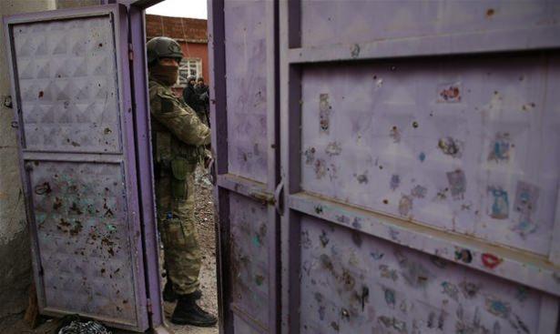 <p>Nur Mahallesi'nde arama yapan güvenlik güçleri, mutfak tüpü ve çelik tencere ile hazırlanmış el yapımı patlayıcılar ve çok sayıda bomba düzeneğini ele geçirdi. Mahalledeki bazı evlerde bomba yapımında kullanılan amonyum nitrat bulundu. İlçede teröristlerce kullanılan evlerde, terör örgütü elebaşı Abdullah Öcalan'ın resimleri ile çok sayıda örgütsel doküman ve harita ele geçirildi.</p>