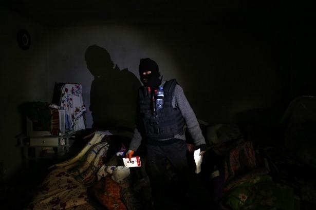 <p>Operasyonlarda yaralanan teröristler, revire dönüştürülen evlerde tedavi ediliyor. Güvenlik güçleri, terör örgütü mensuplarınca revire dönüştürülen bir evde, çok miktarda tıbbi malzeme, ilaç ve sargı bezi ele geçirdi. Bulunan malzemeler arasında ameliyat makasları ve neşterler ile ateşli silah yaralanmalarında ilk müdahalede kullanılan ilaç ve malzemeler dikkati çekti. Örgütün depo olarak kullandığı bir evde de yaklaşık 2 ton gıda maddesi bulundu.</p>