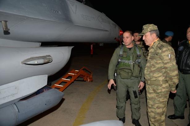 <p>Genelkurmay Başkanı Orgeneral Hulusi Akar, Adana ve Diyarbakır'daki hava üslerini denetledi. Orgeneral Akar, terör örgütlerinin korkulu rüyası Savaşan Şahinleri yerinde izledi.</p>