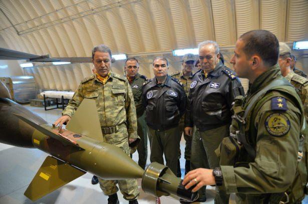 <p>Genelkurmay Başkanı Orgeneral Hulusi Akar, Adana ve Diyarbakır'daki hava üslerini denetledi. Orgeneral Akar, terör örgütlerinin korkulu rüyası Savaşan Şahinleri yerinde izledi.</p>