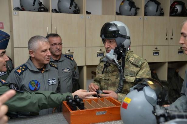 <p>Genelkurmay Başkanı Orgeneral Hulusi Akar, Adana ve Diyarbakır'daki hava üslerini denetledi. Orgeneral Akar, terör örgütlerinin korkulu rüyası Savaşan Şahinleri yerinde izledi.</p>