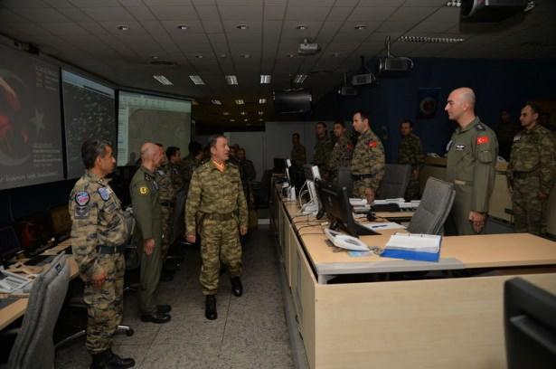 <p>Genelkurmay Başkanı Orgeneral Hulusi Akar, Adana ve Diyarbakır'daki hava üslerini denetledi. Orgeneral Akar, terör örgütlerinin korkulu rüyası Savaşan Şahinleri yerinde izledi.</p>