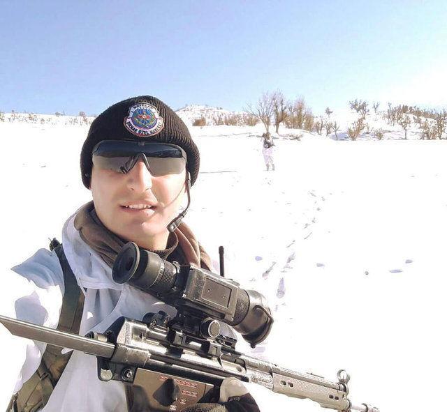 <p><strong>ŞIRNAK'TA 2 ŞEHİT</strong><br />
Operasyon bölgesinde arama-tarama faaliyeti yürüten güvenlik güçleri ile PKK'lı teröristler arasında dün çıkan çatışmada ise 2 asker şehit oldu. Çatışmanın ardından bölgeden helikopterle alınıp Şırnak Devlet Hastanesi'ne kaldırılan yaralı uzman çavuşlar Efe Osman Apaydın ve Turgut Kurtçu, yapılan tüm müdahalelere rağmen kurtarılamadı. </p>
<p> </p>
<p> </p>
<p> </p>
