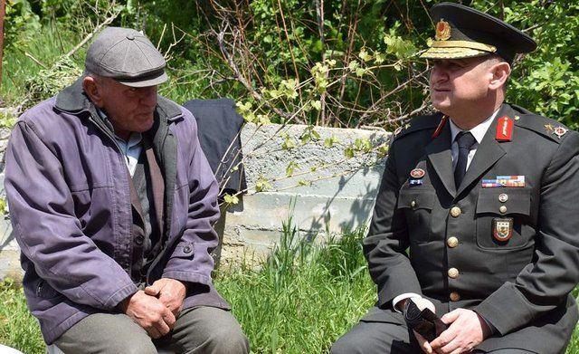 <p>2 çocuk babası şehit Kurtçu'nun eşi Özge Kurtçu'nun, sosyal medya hesabından 10 Nisan'da üzerinde "Asker sevmek her kadının harcı değildir. Her kadın ölüme nefesi kadar yakın adamı sevmeye cesaret edemez" yazılı uzman çavuş üniformalı bir fotoğraf paylaştığı görüldü.</p>