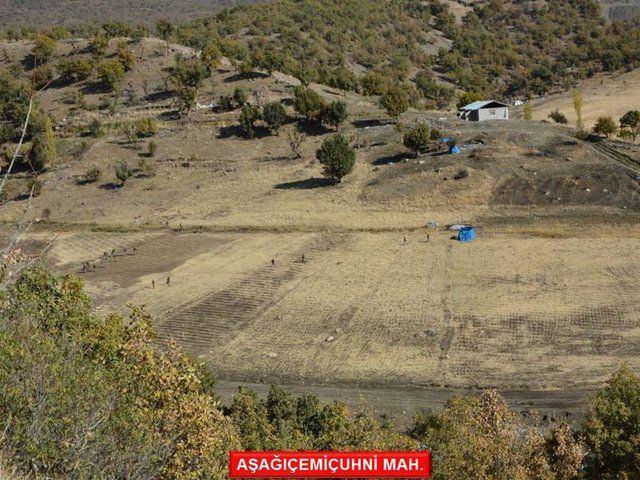 <p><strong>KULP'TA 2 PKK'LI ÖLDÜRÜLDÜ</strong></p>
<p>Bu arada, Diyarbakır Kulp'ta devam eden operasyonlarda 12 sığınak tespit edilerek kullanılamaz hale getirildi. Yaylak Köyü Simetok mezrasında çıkan çatışmada da 2 terörist öldürüldü.</p>