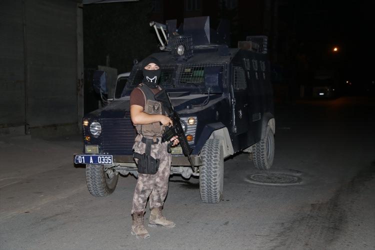 <p>Adana Emniyet Müdürlüğü Terörle Mücadele Şube Müdürlüğü ekipleri, terör örgütü PKK ile bağlantısı olduğu ve eylemde bulunduğu öne sürülen 30 kişinin evine şafak vakti operasyon düzenledi.</p>
