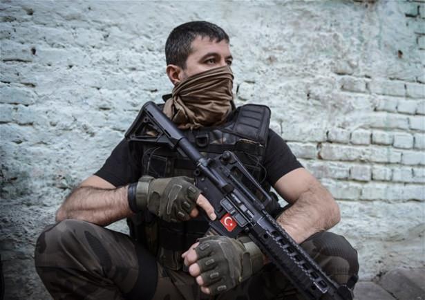 <p>Diyarbakır'ın Sur ilçesinde terör örgütü PKK mensuplarına yönelik düzenlenen operasyona vatandaşların verdiği destek objektiflere yansıdı.</p>
<p> </p>