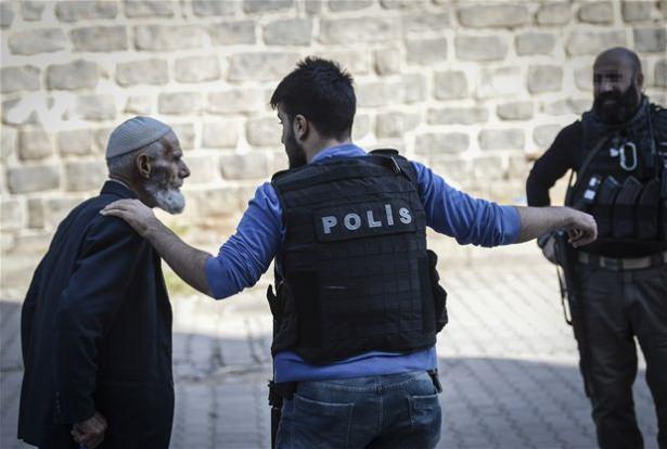 <p>Emniyet Müdürlüğünce, Terörle Mücadele Şubesi ekipleri ve özel harekat timlerinin katılımıyla merkez Sur ilçesinin Fatihpaşa, Dabanoğlu ve Hasırlı mahallelerinde dün örgüt mensuplarının yakalanması, kazılan hendeklerin kapatılması ve kurulan barikatların kaldırılması için gerçekleştirilen operasyonda vatandaşlarla güvenlik güçlerinin samimi diyaloğu dikkati çekti.</p>
<p> </p>