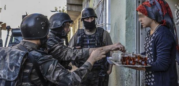 <p><strong>"SEÇİMDEN SONRA YİNE GELDİLER"</strong></p>
<p>Bazı vatandaşlar, terör örgütü mensuplarının mahallelerinde bulunmasından rahatsızlık duyduklarını kaydetti.</p>