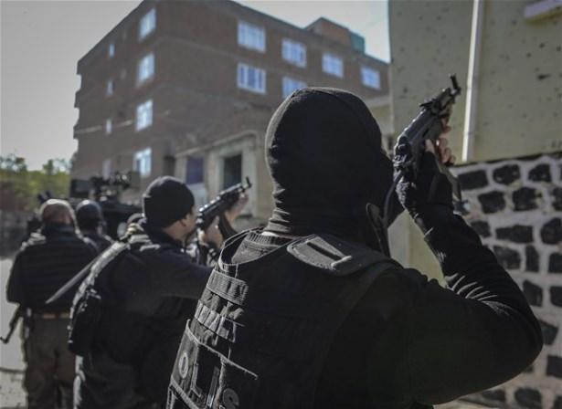 <p>Mahalle sakinlerinden adının açıklanmasını istemeyen bir kadın, AA muhabirine yaptığı açıklamada, 1 Kasım seçimlerinin ardından teröristlerin yeniden mahallelerde hendek kazıp, barikat kurmaya başladığını, bu durumun kendilerini mağdur ettiğini belirterek,</p>
<p> </p>