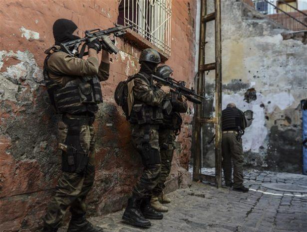 <p>"Bu durumdan rahatsızız artık olacak gibi değil. Seçimden sonra yine geldiler. Barikat kurup, hendek kazıyorlar. 'Kazmayın' dediğimizde bize 'siz Erdoğancı olmuşsunuz, kazacağız' dediler" ifadesini kullandı.</p>