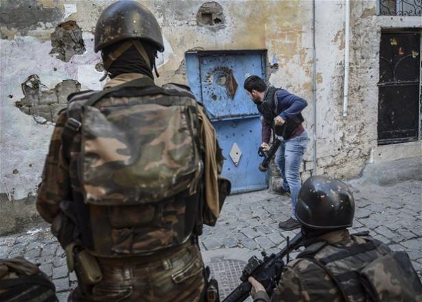 <p>Sokak aralarında hendekler kazıp barikatlar kuran teröristlerin, el yapımı patlayıcılarla tuzaklama yaparak sivil vatandaşların hayatını tehlikeye atması nedeniyle çatışma seslerinin gölgesinde yaşayan bazı mahalle sakinlerinin evlerini terk ettikleri belirtildi.</p>
<p> </p>