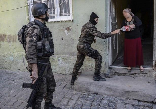 <p>Ayakta durmakta güçlük çeken yaşlı kadın yardıma gelen polislerin desteğiyle bir süre dinlendikten sonra yoluna devam etti.</p>

<p> </p>
